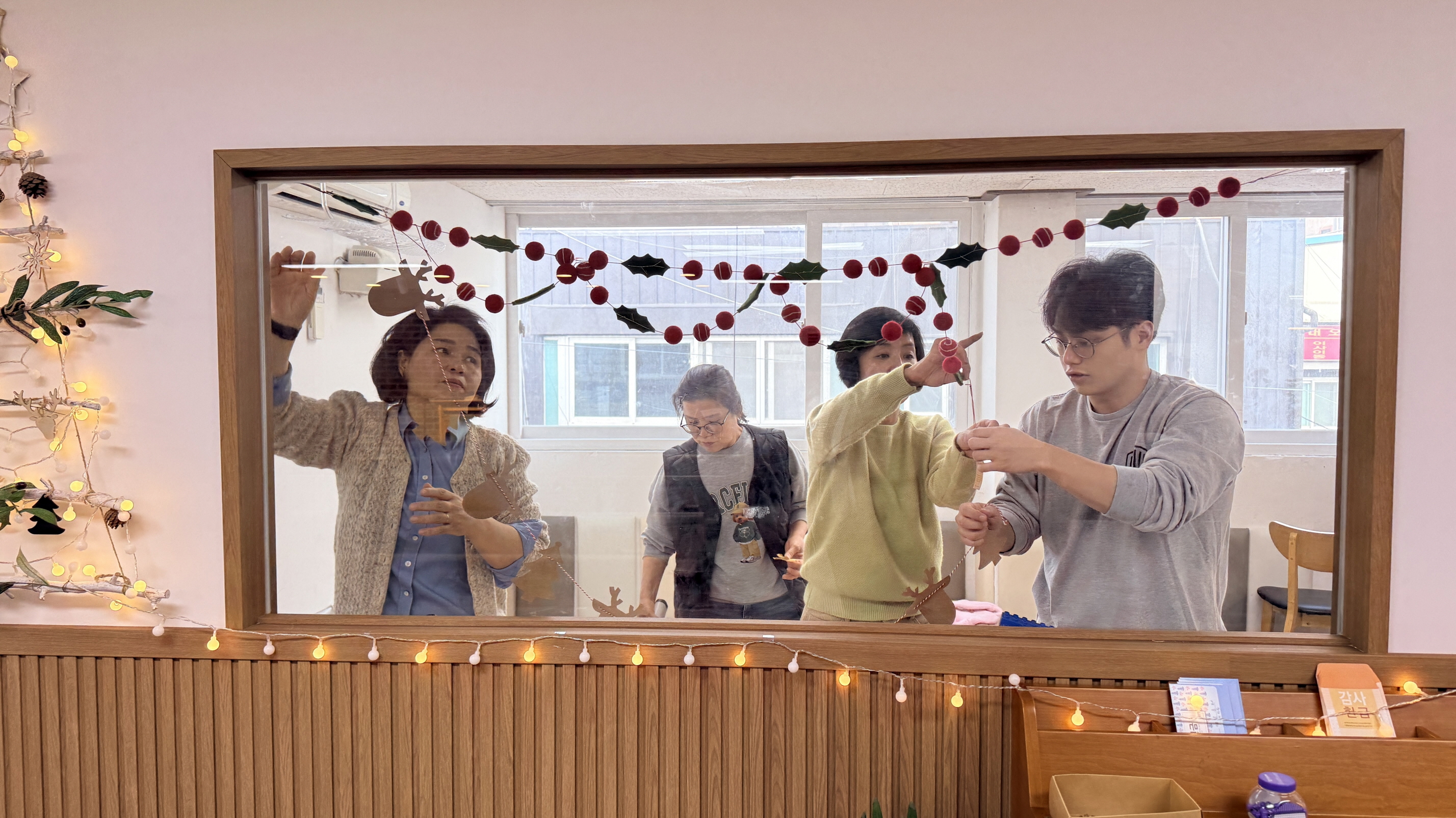 2025.11.30 크리스마스 장식하던 날-025.jpg